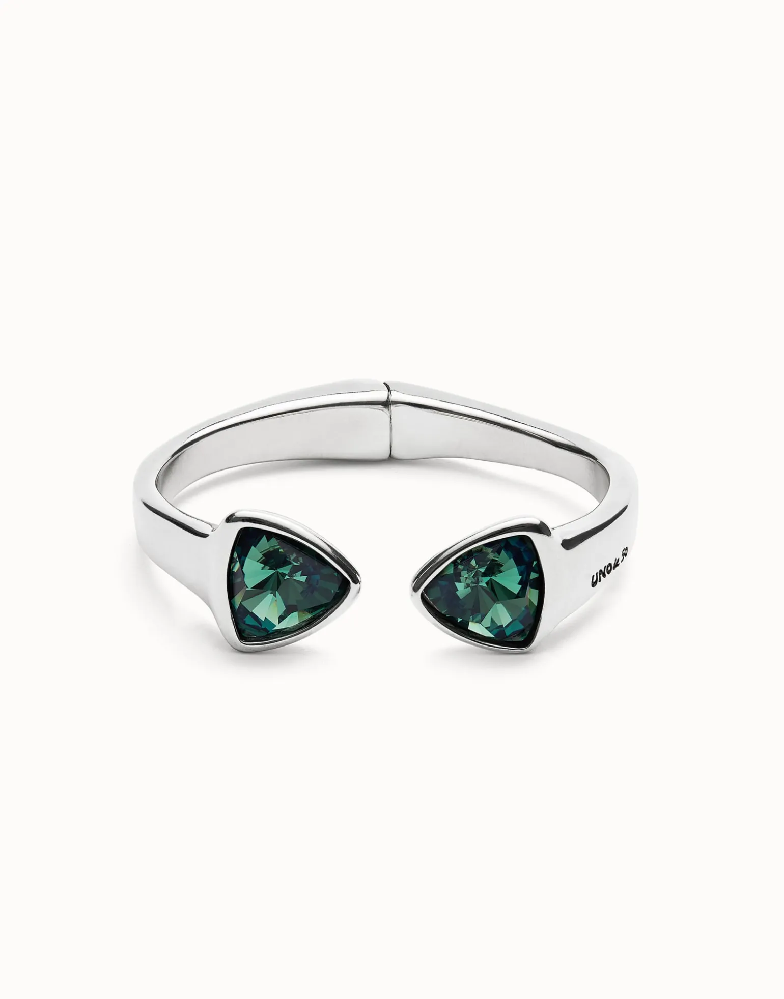 Pulsera gruesa bañada en plata de ley con dos cristales facetados verdes
