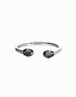 Pulsera rígida bañada en plata con dos cristales facetados ovalados negros
