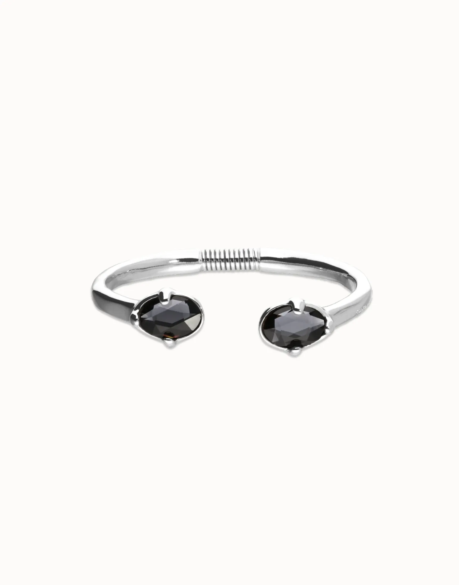 Pulsera rígida bañada en plata con dos cristales facetados ovalados negros