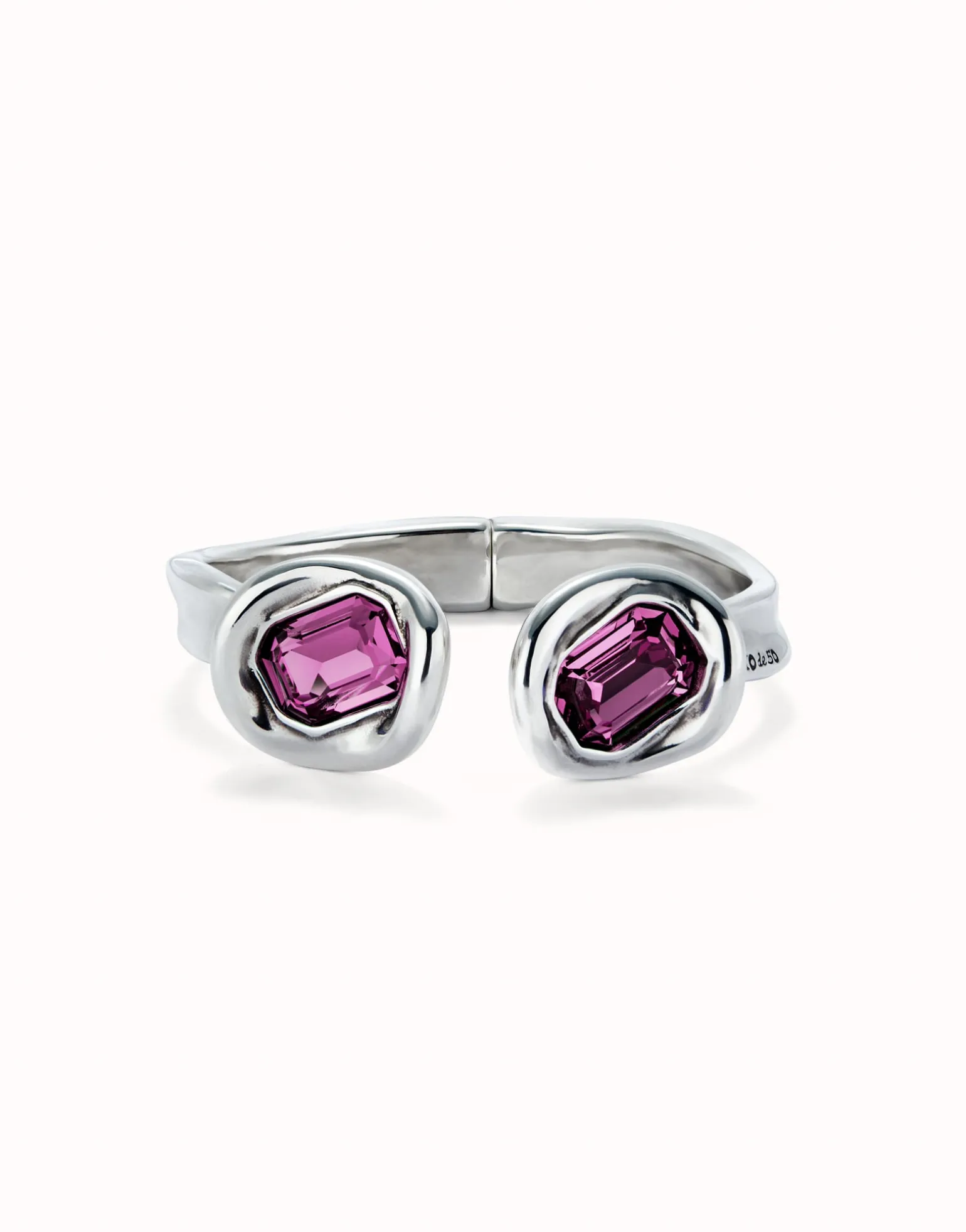 Pulsera rígida bañada en plata de ley y dos cristales rosas