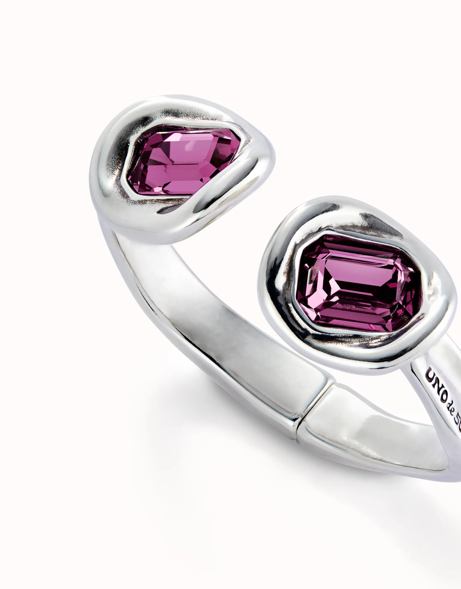 Pulsera rígida bañada en plata de ley y dos cristales rosas