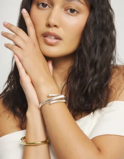Pulsera rígida bañada en plata de ley con tres formas orgánicas entrelazadas