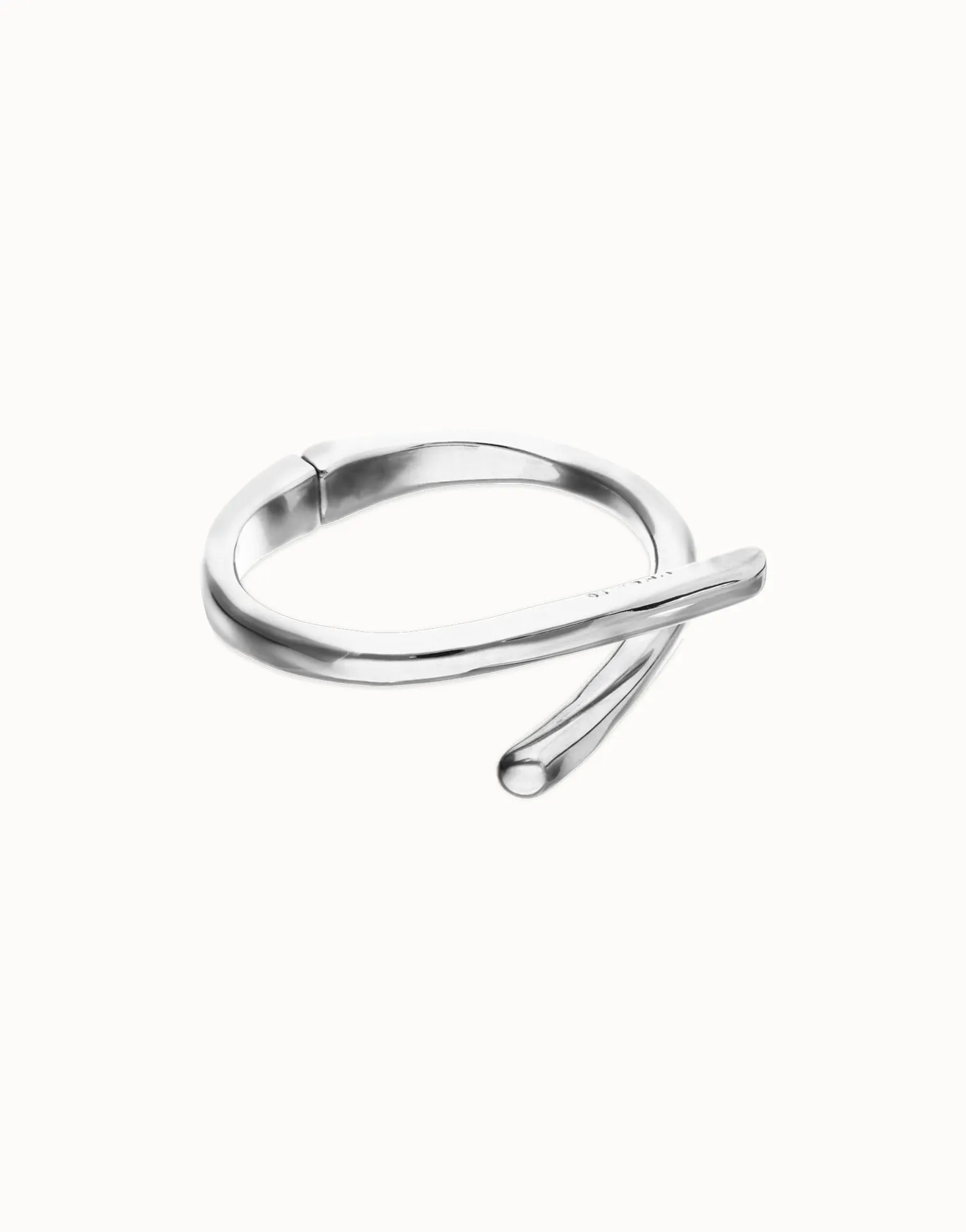 Pulsera rígida bañada en plata de ley con formas orgánicas entrelazadas