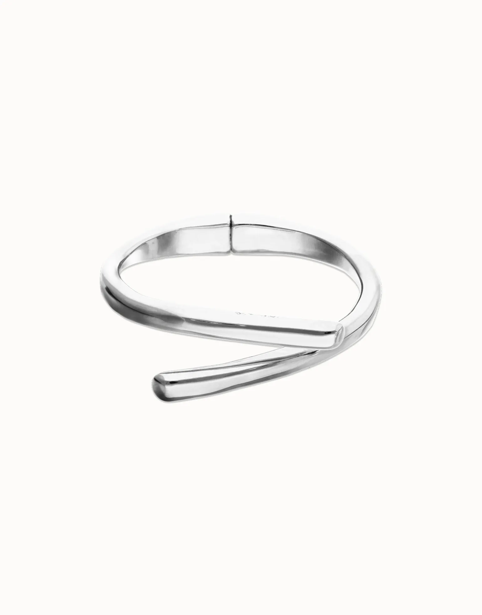 Pulsera rígida bañada en plata de ley con formas orgánicas entrelazadas