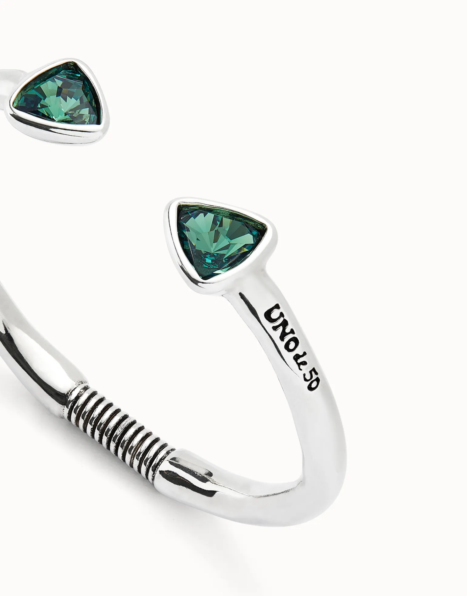 Pulsera rígida bañada en plata de ley con dos cristales facetados verdes