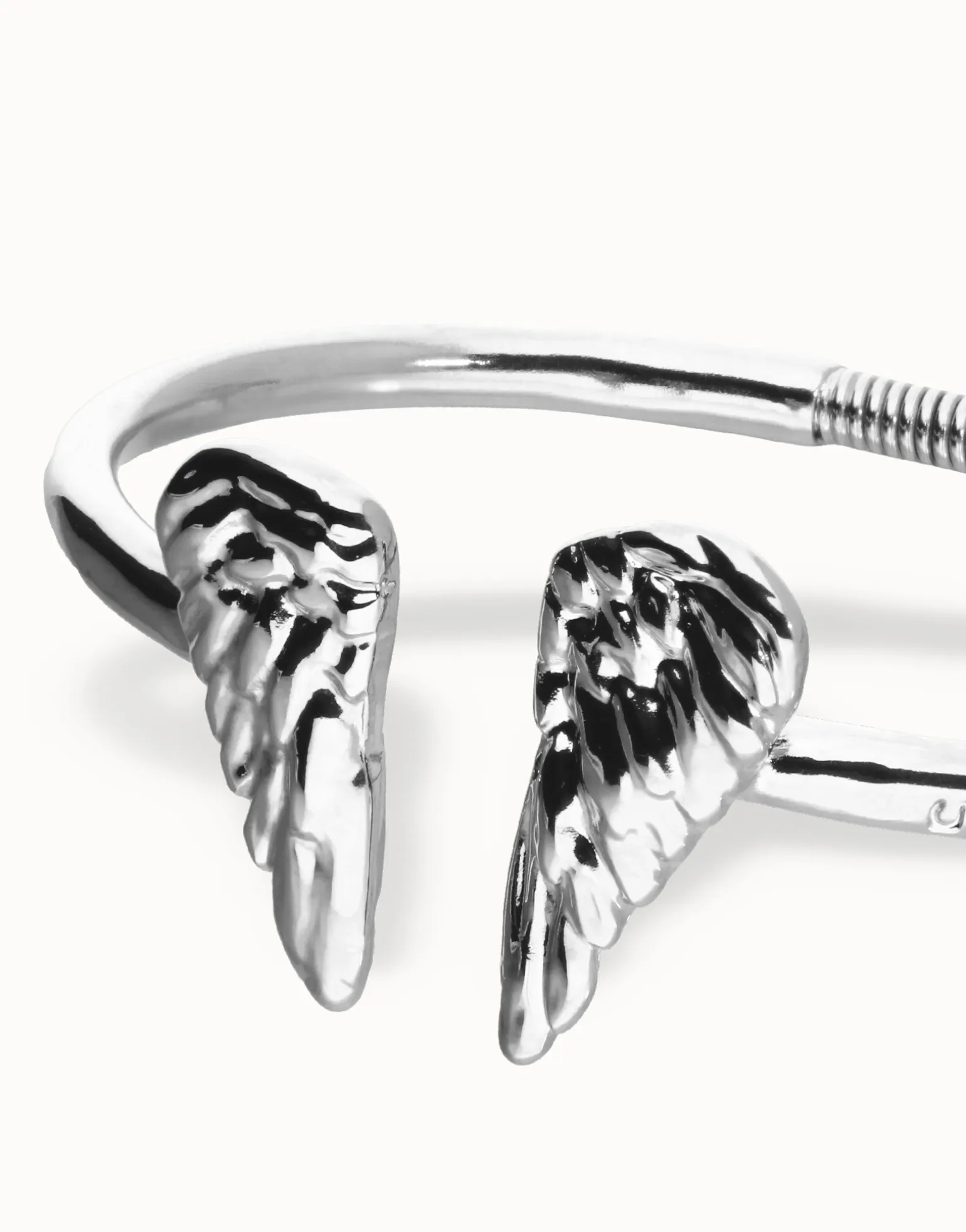 Pulsera rígida bañada en plata de ley con detalle de alas