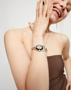 Pulsera rígida bañada en plata de ley con cristal facetado ovalado gris