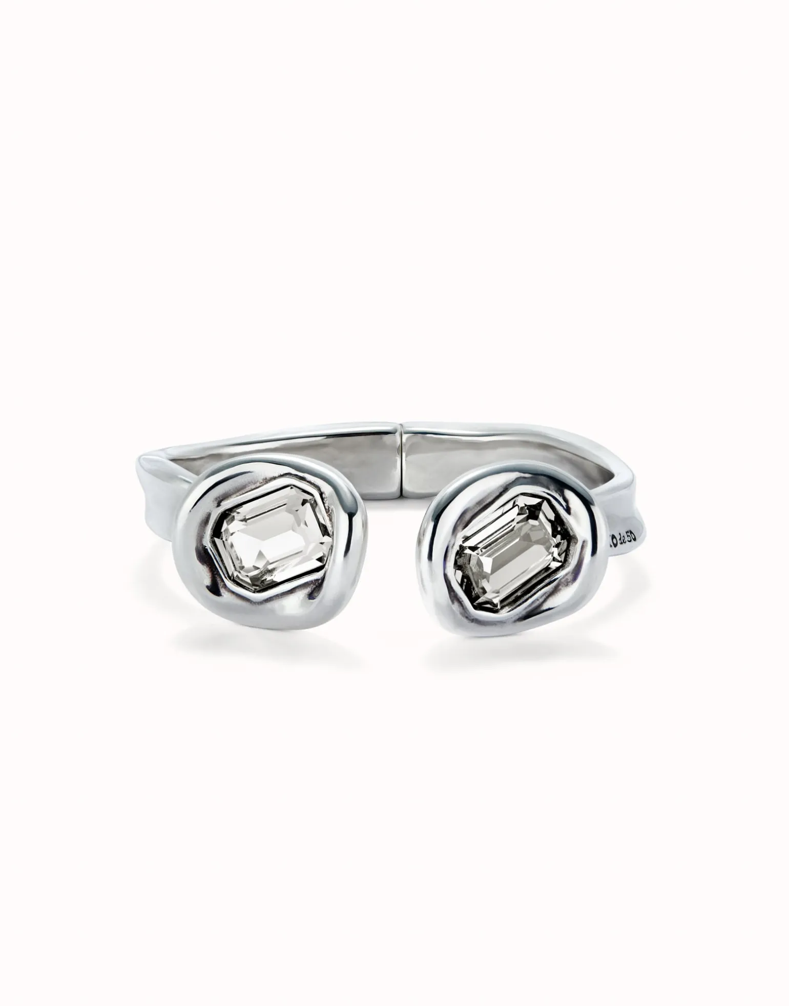 Pulsera rígida bañada en plata de ley y dos cristales blancos