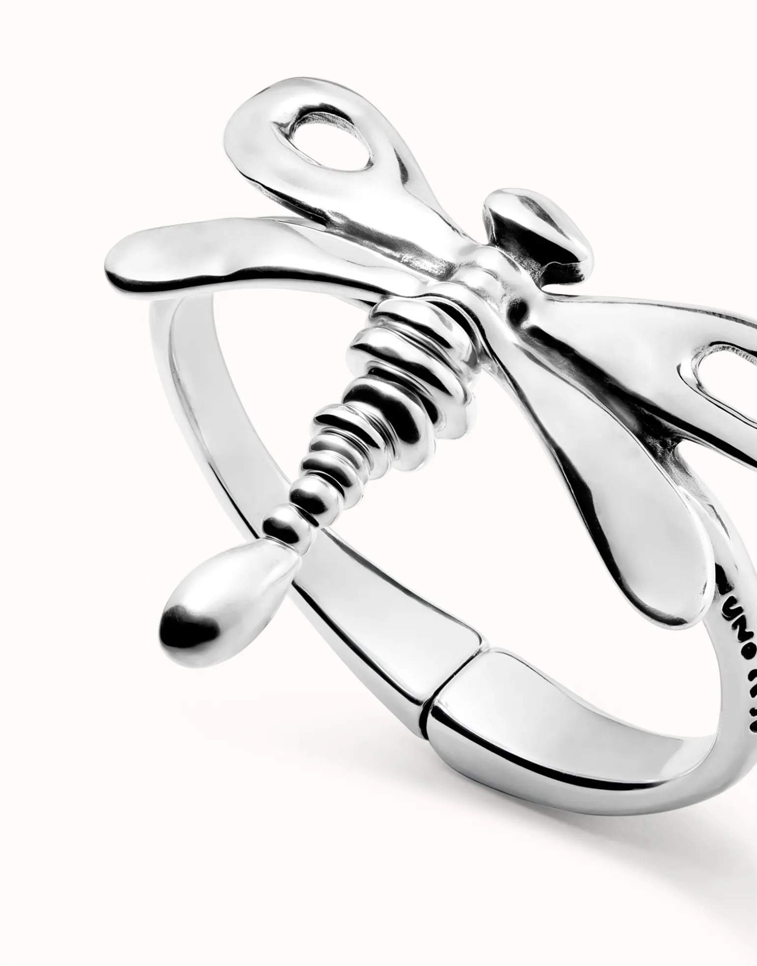 Pulsera rígida con libélula bañada en plata de ley