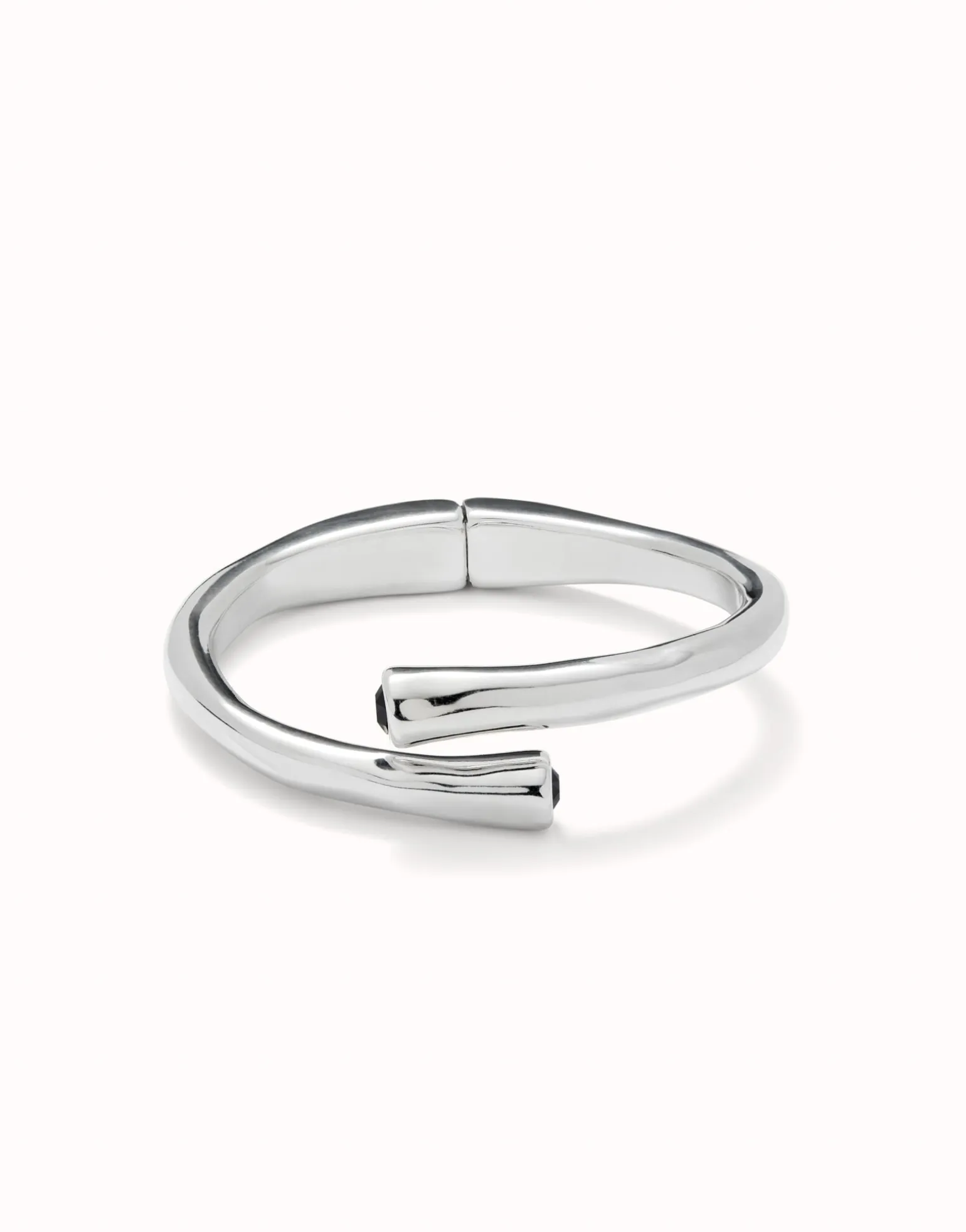 Pulsera rigida bañada en plata de ley y cristal negro en extremos