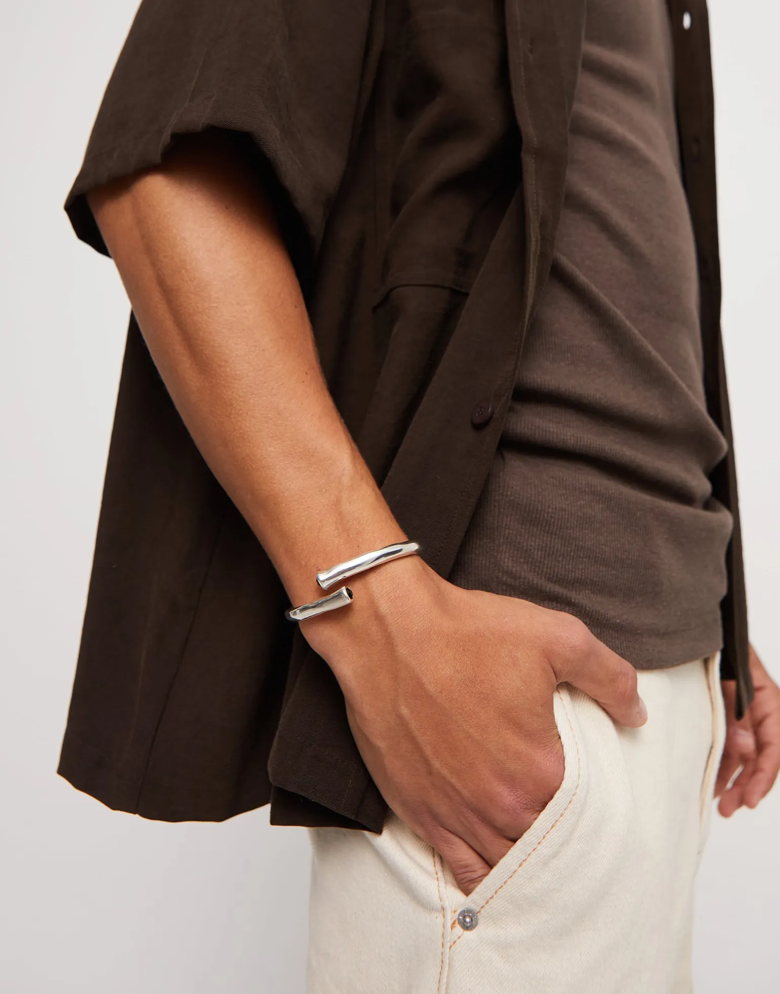 Pulsera rigida bañada en plata de ley y cristal negro en extremos