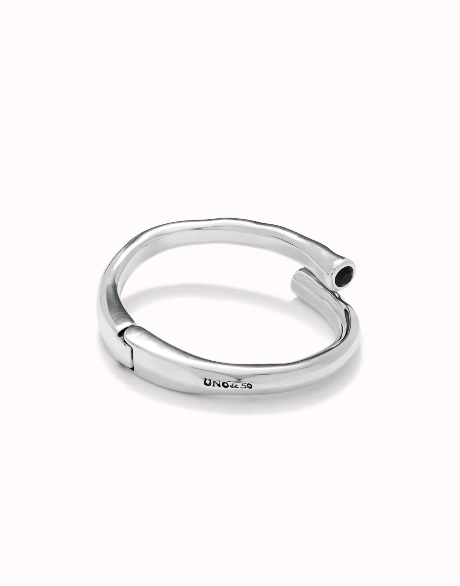 Pulsera rigida bañada en plata de ley y cristal negro en extremos