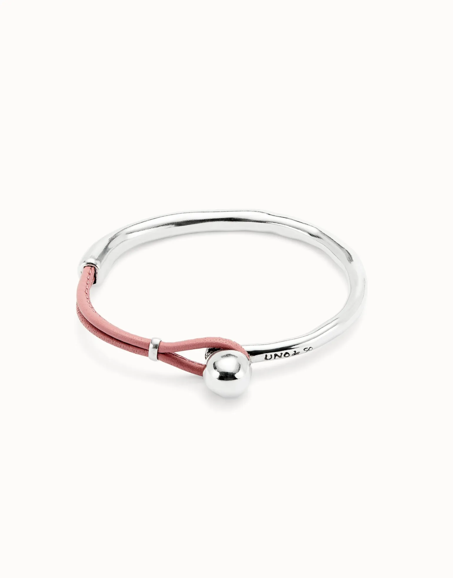 Pulsera semirígida bañada en plata de ley con cuero rosa