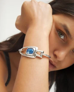 Pulsera semirrígida bañada en plata de ley con cristal facetado azul