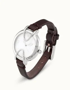 Reloj bañado en plata de ley con correa de cuero negra, esfera redonda con interior en color blanco