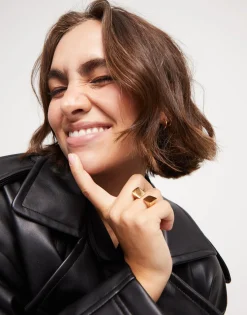 Anillo bañado en oro 18k acabado liso y forma cuadrada